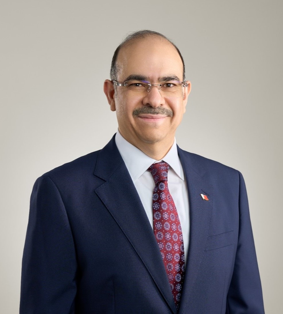 سعادة السيد يوسف بن عبدالحسين خلف: وزير العمل ووزير الشؤون القانونية