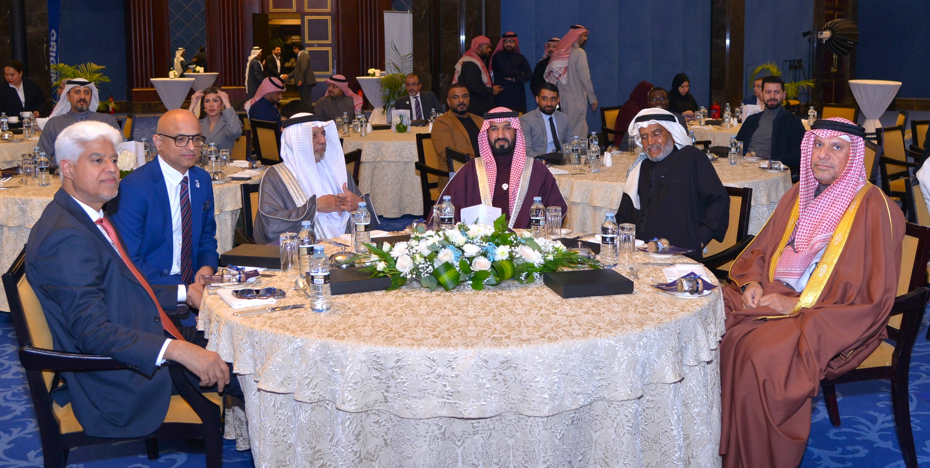 Image: وكيل وزارة العمل يكرم خريجي إدارة الموارد البشرية